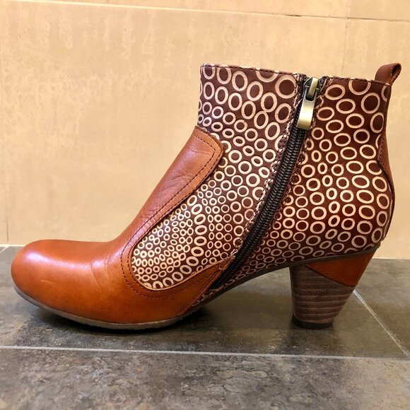 Leather ankle boots with flower detail. - Picture 5 of 7